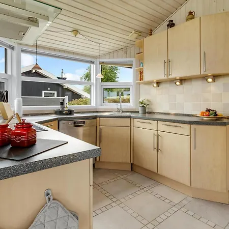 Dom wakacyjny Beach Front Home In Nordborg With Sauna *